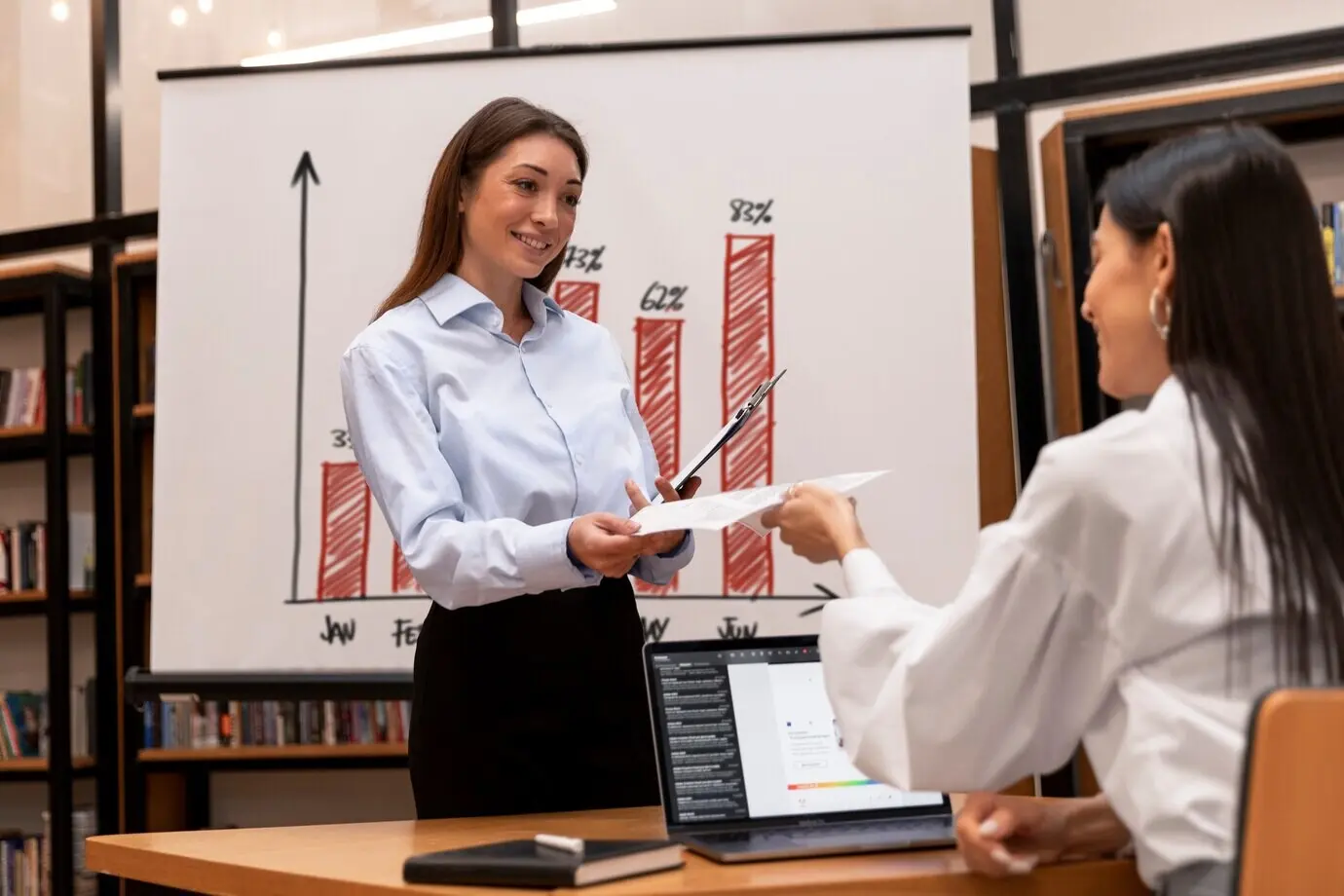 Peron hält eine Präsentation für ihre Kollegen.